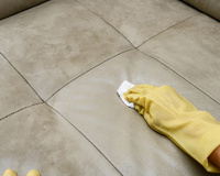 Adeus manchas no sofá: como manter o móvel com cara de novo por muitos anos