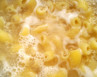 Não é creme de leite: o truque simples (que você faz de graça) deixa o molho do macarrão muito mais cremoso