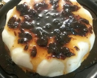 Manjar branco com calda de ameixas