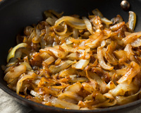 Cebola caramelizada dá toque de chef a pratos e acompanhamentos e é assim que os profissionais fazem, fica uma delícia!