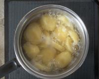 Poucas pessoas sabem por que nunca se deve jogar a água da batata cozida na pia