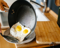 Sua panela vai parar de grudar alimentos com esses 5 truques