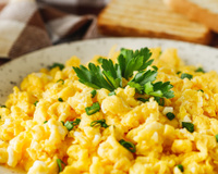 Nem creme de leite, nem requeijão: com apenas uma colher desse ingrediente os ovos mexidos ficam muito mais saborosos