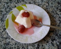 Sobremesa de Maria-mole com calda de morango