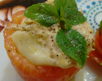 Tomate recheado com patê de frango