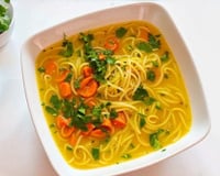 Sopa de macarrão com batata e cenoura