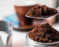 Truque com café é a solução perfeita para limpar as grelhas do forno queimadas.