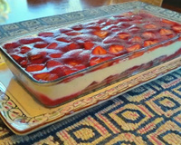 Sobremesa de morango com gelatina e creme na travessa