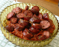 Linguiças e lentilhas verdes com salsa rossa