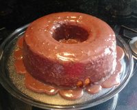 Bolo de cenoura com cobertura de caramelo