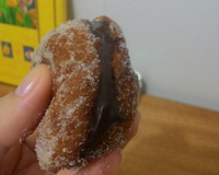 Bolinho de chuva com recheio de chocolate