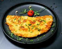 Quebre um ovo em 1 batata ralada e prepare este delicioso café da manhã: feito em minutos na frigideira, você pode servir até no jantar