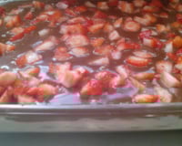 Torta de bolacha com ganache e morangos