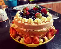 Naked cake de frutas vermelhas