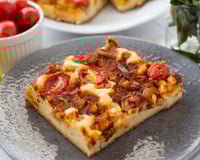 Fatia de torta de sardinha com tomate e outros ingredientes