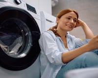 Lavar roupa à noite ou de manhã cedo? O detalhe que muda o valor da conta