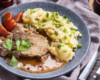 Pernil de porco ao molho de manteiga e cebolas