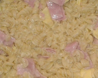 Macarrão ao molho branco com presunto e queijo