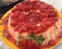 Pudim de iogurte grego com calda de morango