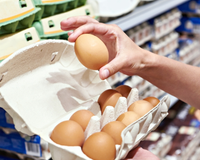 Ovos caipiras são mais saudáveis que os de granja? Entenda as diferenças na cor da casca, da gema e nos nutrientes
