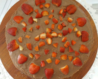 Bolo de chocolate com morangos