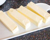 Manteiga congelada demais para a receita? Esse truque com utensílio simples de cozinha deixa ela macia muito rápido!