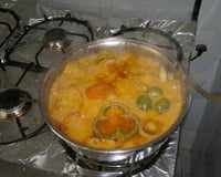 Peixe ao molho de camarão e leite de coco