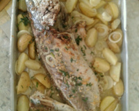 Corvina assada ao alho na manteiga