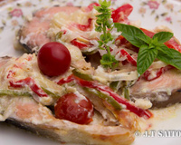 Salmão assado com leite de coco e legumes