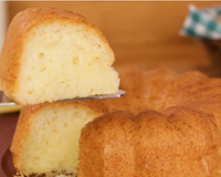 Esse bolo pão de queijo do TudoGostoso fica incrivelmente fofinho e não sola de jeito nenhum