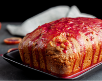 Bolo de milho com calda de goiabada