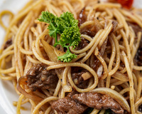 Macarrão na manteiga com isca de carne: receita fácil, saborosa e ideal para o almoço em família