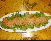 Molho de mostarda com salada de alface, cenoura e batata palha