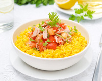 Arroz com açafrão, tomates e cheiro verde