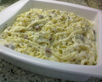 Macarrão ao molho branco com presunto e mussarela