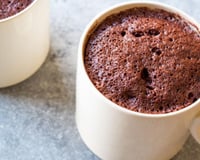 Bolo de chocolate de caneca na airfryer