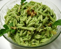 Salada de penne com pesto de rúcula
