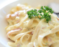 Macarrão ao molho branco com peito de peru