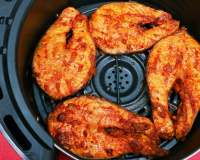 Como assar peixe na airfryer sem deixar o alimento seco ou grudado na fritadeira