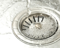 Esqueça o vinagre: despeje meio copo disso e o entupimento do ralo da pia se resolverá imediatamente