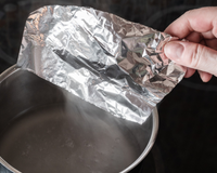 Panela e papel-alumínio são realmente tóxicos? Entenda o que é mito e verdade sobre o uso na cozinha