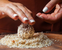 Aprendi o segredo para enrolar brigadeiro sem grudar nas mãos: o que mudei para acertar o ponto sem dificuldade