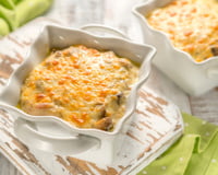 Bacalhau espiritual gratinado em travessas brancas pequenas