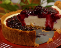 A melhor torta doce com calda de frutas vermelhas que eu já experimentei na vida também é a mais fácil de todas