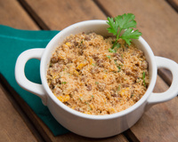 Farofa de torresmo do churrasco de fim de ano