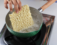Novo miojo sem fritura é uma opção mais saudável que os tradicionais? Especialista explica se há diferença