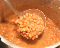 Dá para fazer feijão sem panela de pressão? Esse é o passo a passo para ter um bom resultado usando uma panela comum