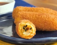 Troquei a bolinha de queijo por esse palitinho de milho recheado que fica crocante, cremoso e muito fácil de fazer