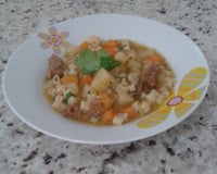 Sopa de macarrão, legumes e carne