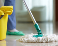 Adeus, pano de chão! Mop giratório faz a limpeza pesada e está com 24% de desconto